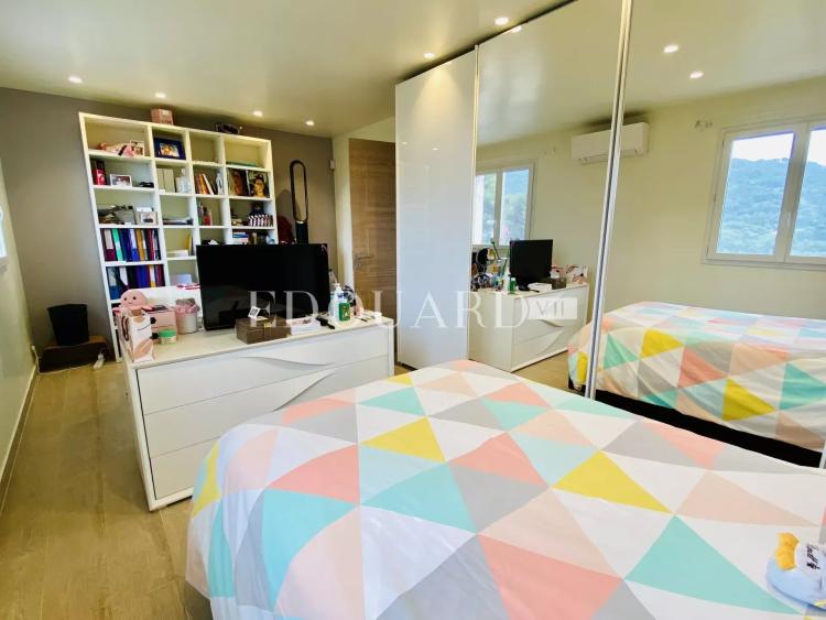 Splendide propriété de 300 m² en excellent état avec home cinéma, superbe piscine et pool house