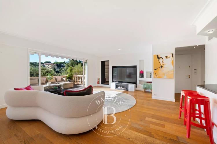 VILLEFRANCHE-SUR-MER — ÉLÉGANT DUPLEX AVEC VUE PANORAMIQUE DÉGAGÉE