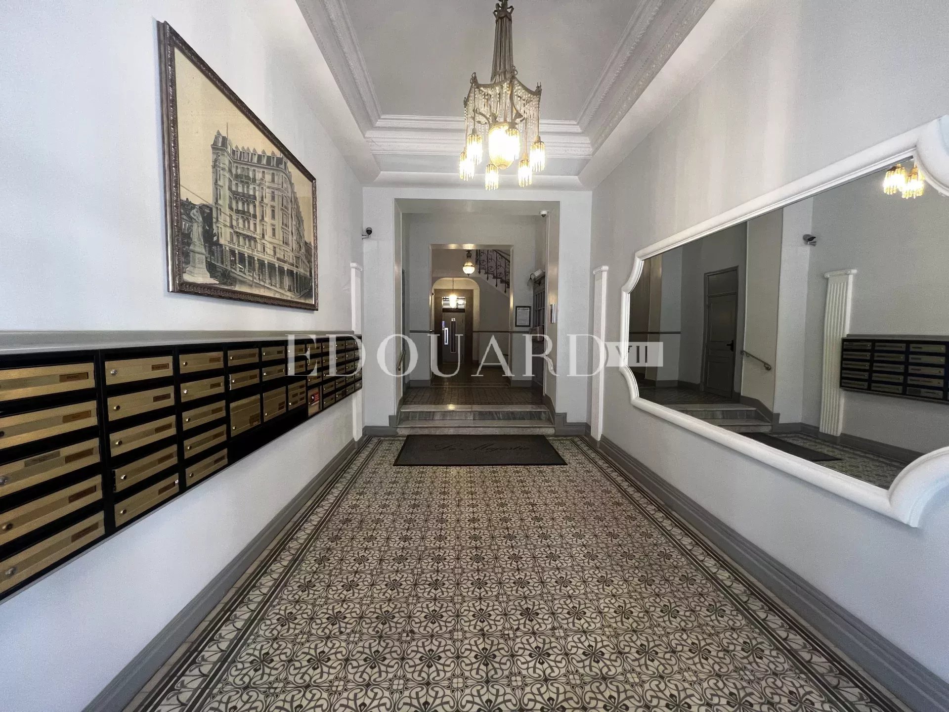 Vaste trois pièces à vendre avec belle vue sur la ville jusqu’à la mer, en plein centre de Menton