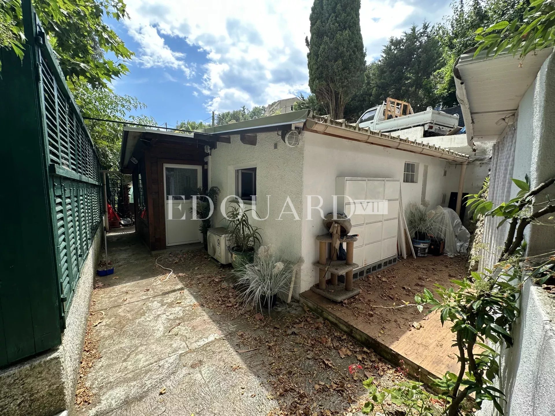 Sur la commune de Castellar, charmante maisonnette avec 6 parkings, exclusivité