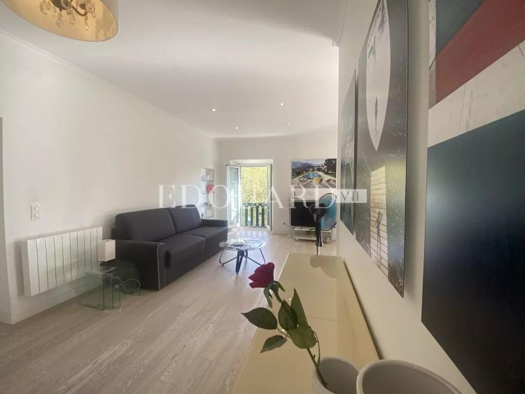 Grand deux pièces finement rénové, au dernier étage d’un joli immeuble ancien en plein centre de Menton