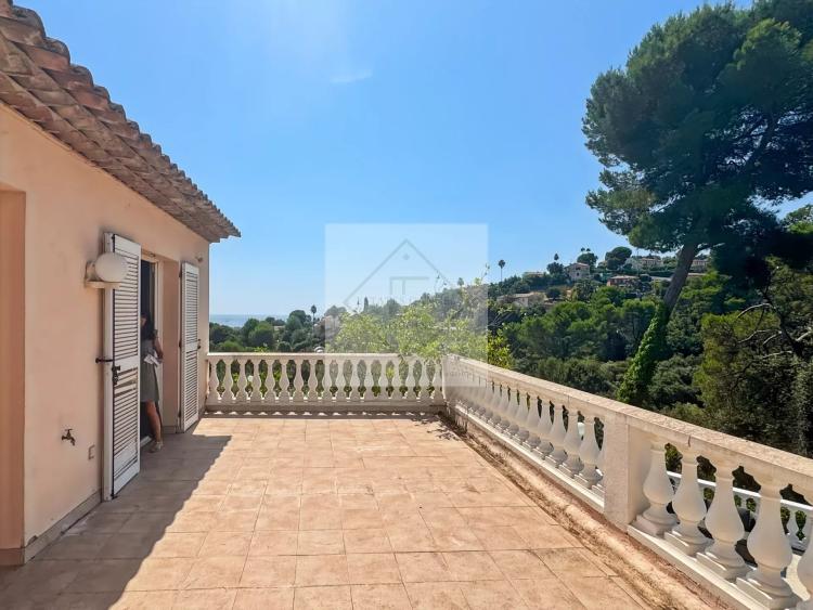 À VENDRE – VILLA DE CHARME VUE MER À ANTIBES, CALME ABSOLU