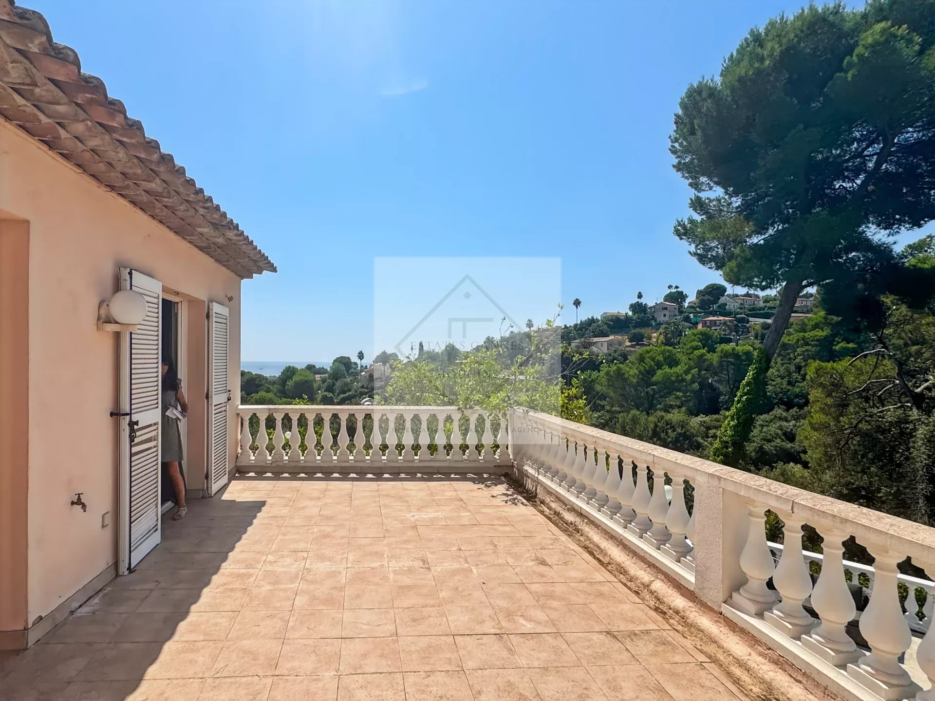 À VENDRE – VILLA DE CHARME VUE MER À ANTIBES, CALME ABSOLU