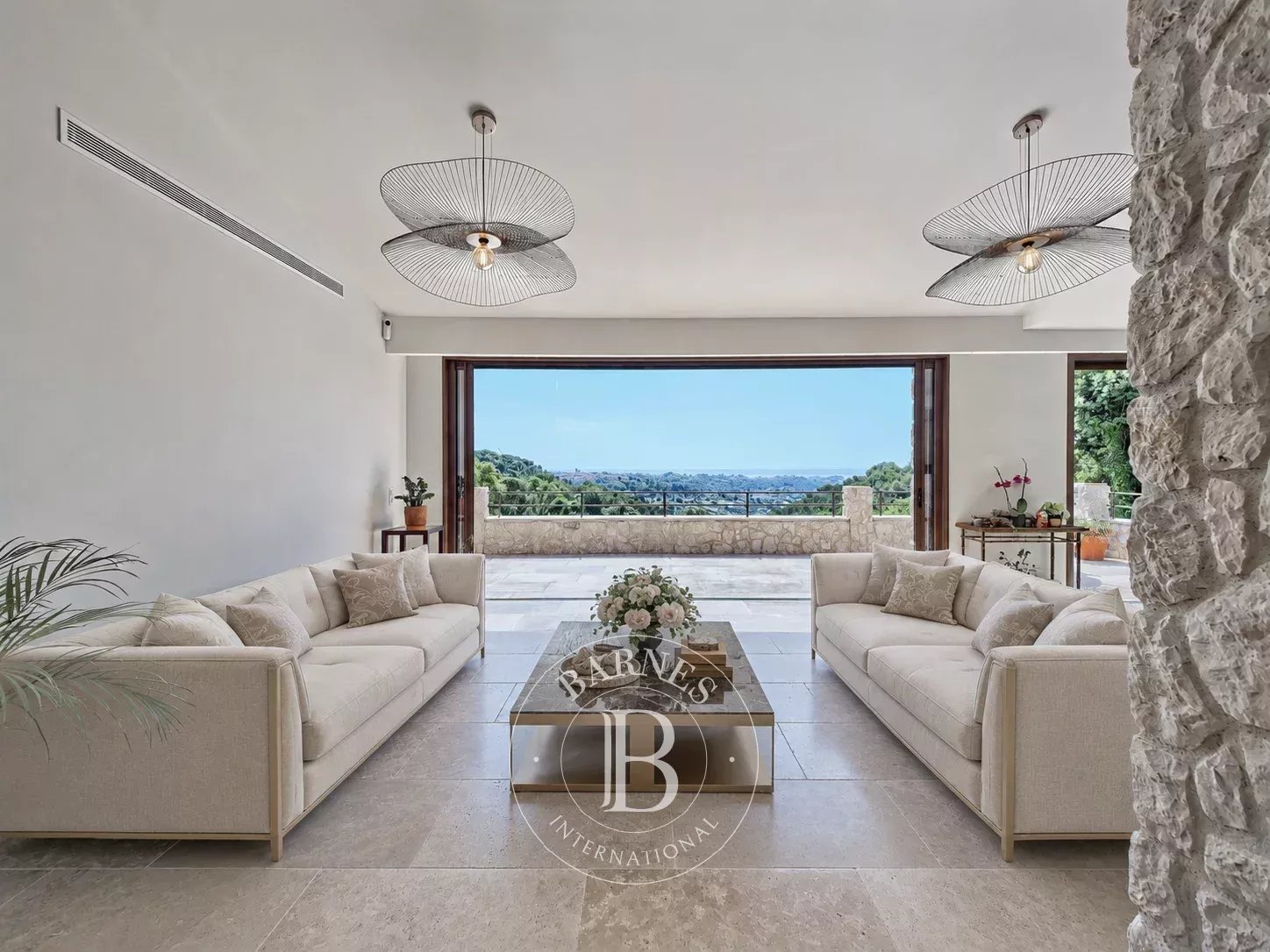 Propriété en pierres rénovée avec vue panoramique sur la mer et le village de Saint-Paul-de-Vence