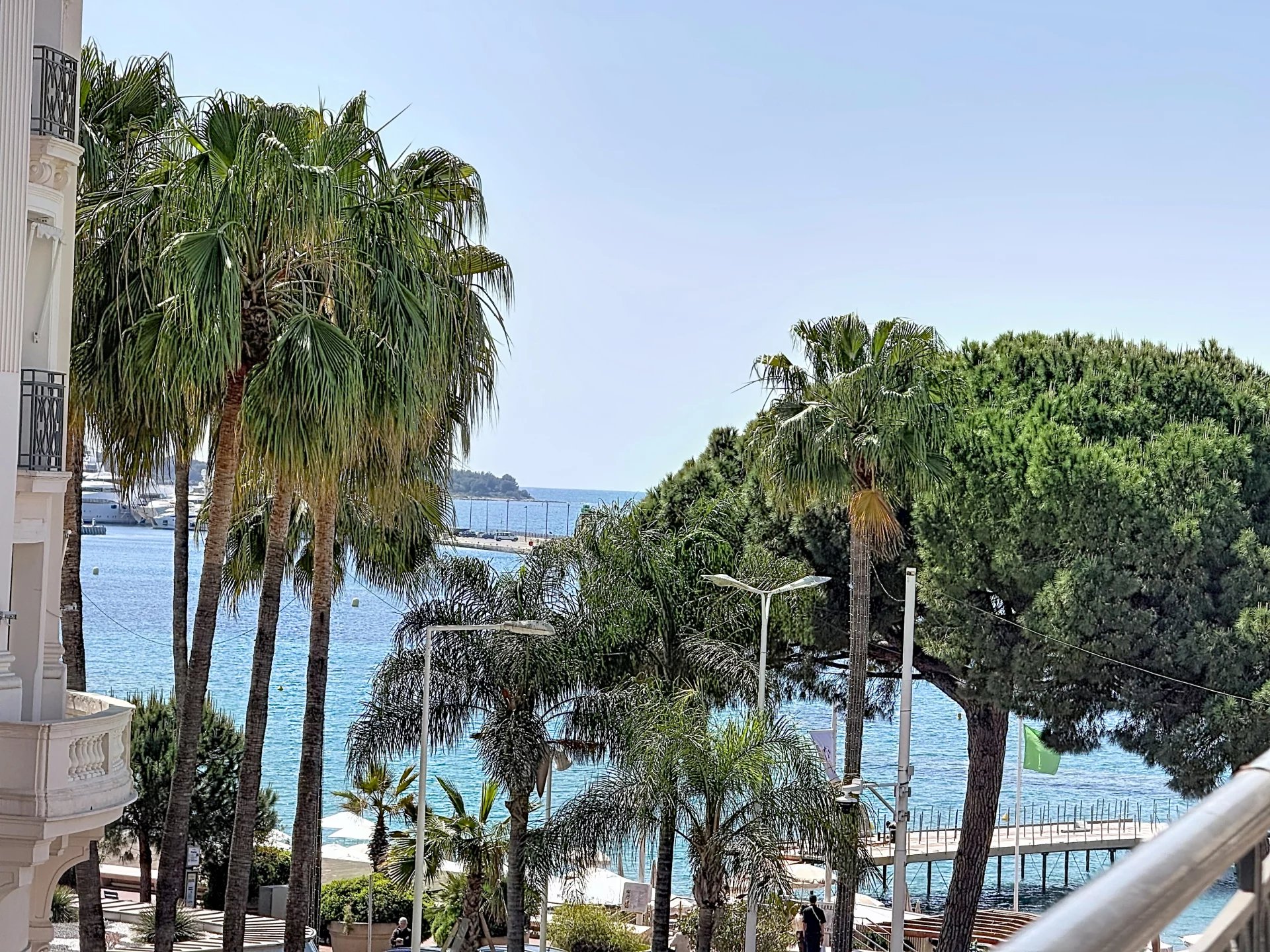CANNES - ARRIERE CROISETTE - VUE LATERALE MER