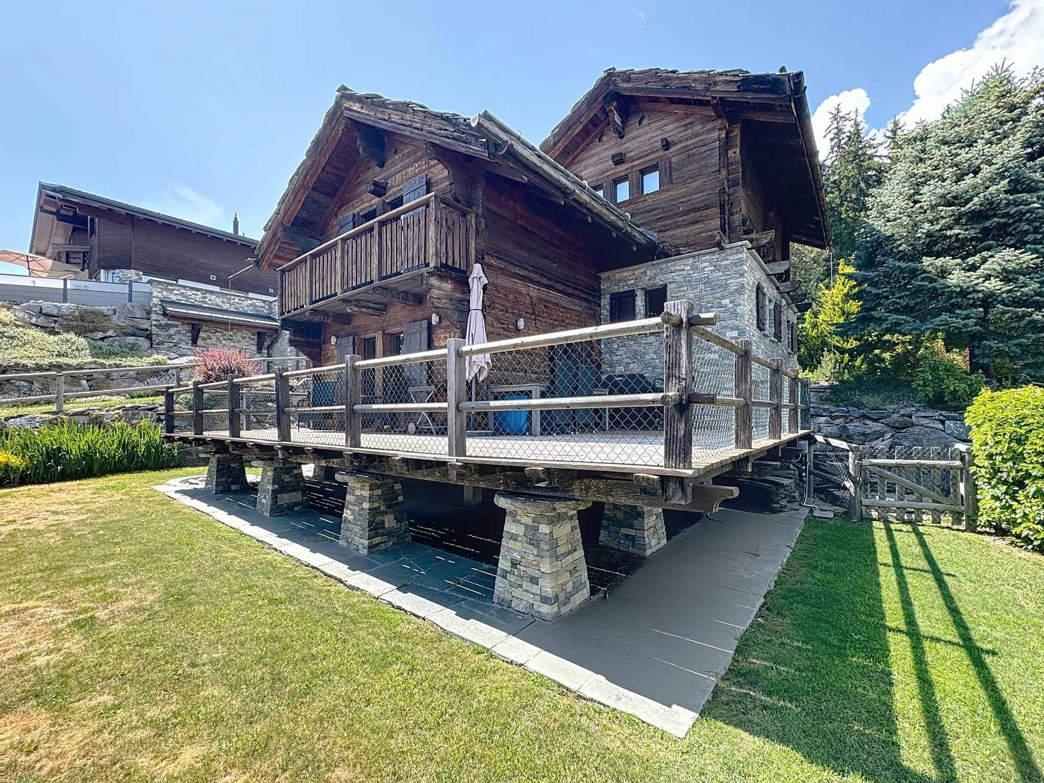 MAGNIFIQUE PROPRIÉTÉ AVEC DÉPENDANCE (MAZOT) ET PISCINE EXTERIEURE