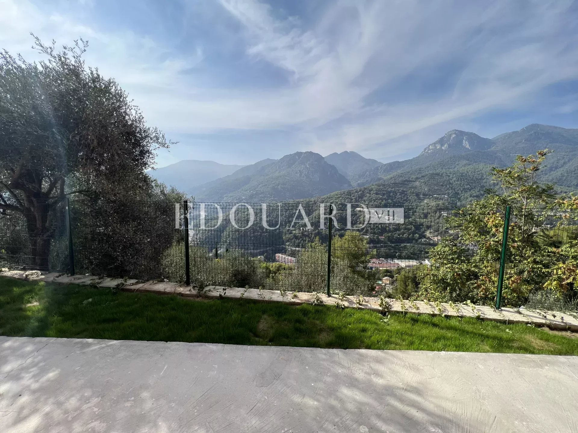 En exclusivité villa en cours de rénovation avec vaste terrain, sur la commune de Castellar