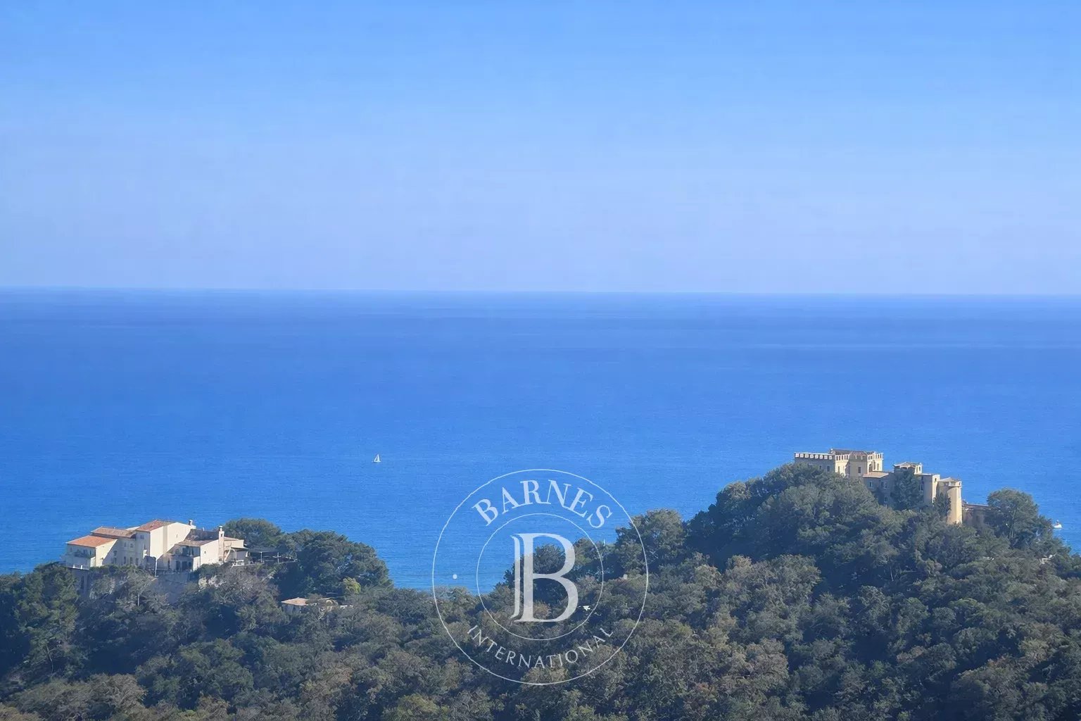 EXCLUSIVITÉ - VILLEFRANCHE-SUR-MER – TERRAIN AVEC MAISON À RÉHABILITER BÉNÉFICIANT D’UN PERMIS ACCORDÉ