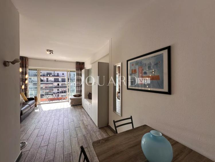 Dans le centre de Menton, en exclusivité grand studio en bon état avec terrasse et agréable vue dégagée