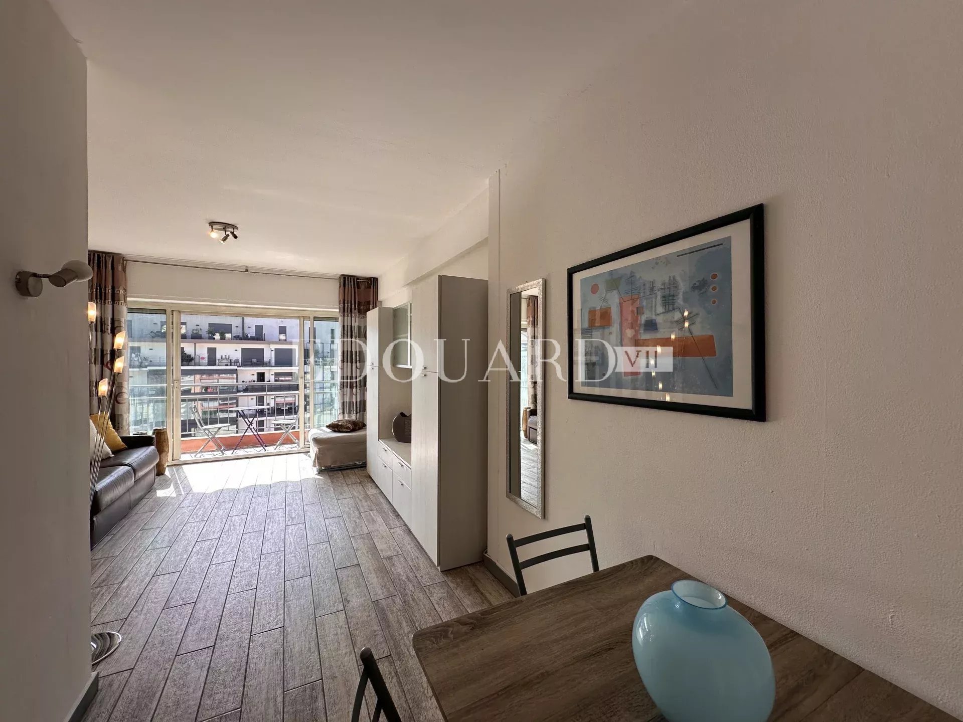 Dans le centre de Menton, en exclusivité grand studio en bon état avec terrasse et agréable vue dégagée