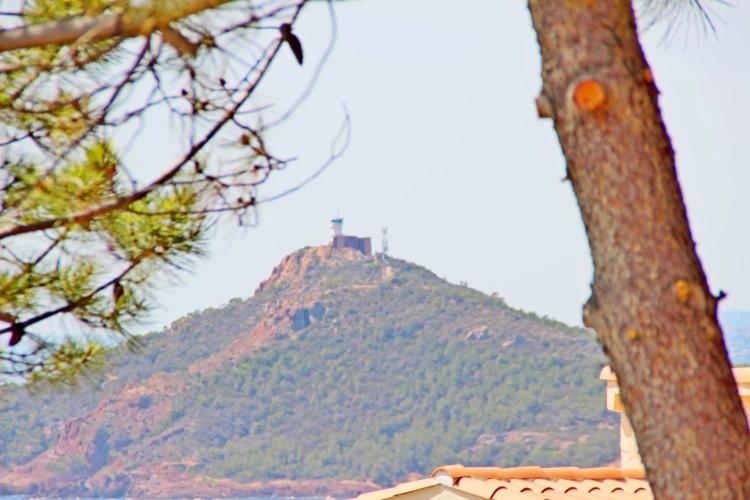 AGAY BORD DE MER ENTRE CANNES ET SAINT RAPHAEL. VILLA DE CARACTERE 10 PIECES FACE MER