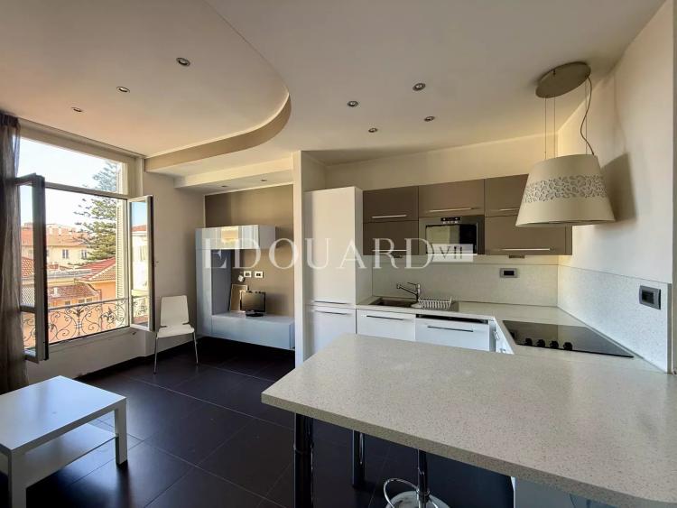 En exclusivité charmant deux pièces à vendre, dans joli immeuble ancien en plein centre de Menton