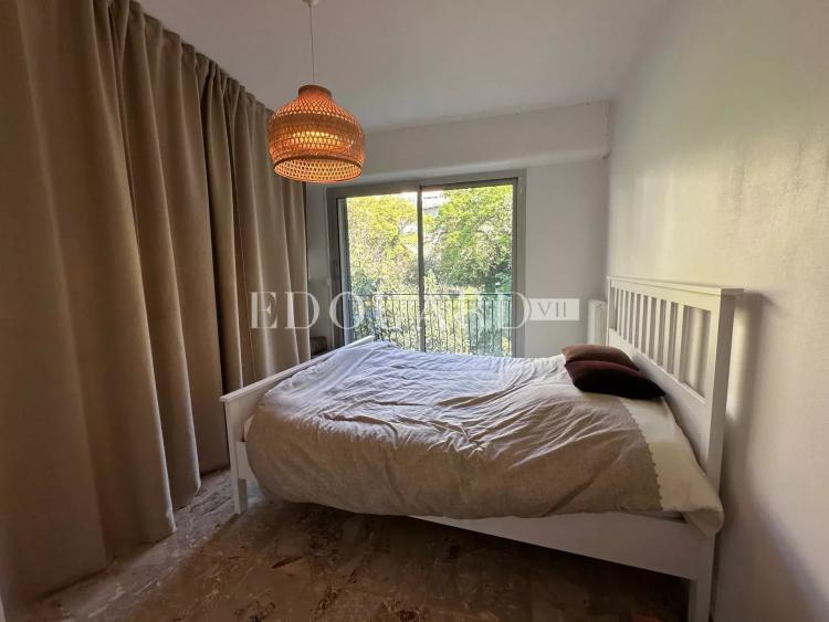 Beau trois pièces traversant à vendre avec terrasse et cave, dans le renommé quartier du Golfe Bleu