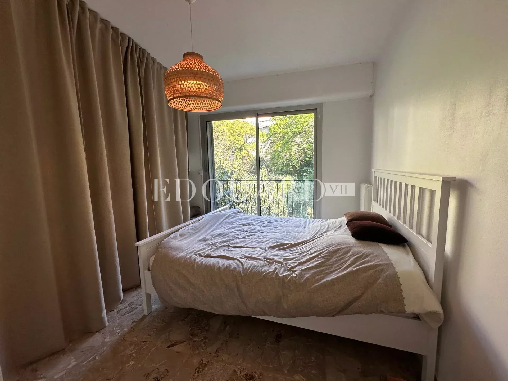 Beau trois pièces traversant à vendre avec terrasse et cave, dans le renommé quartier du Golfe Bleu