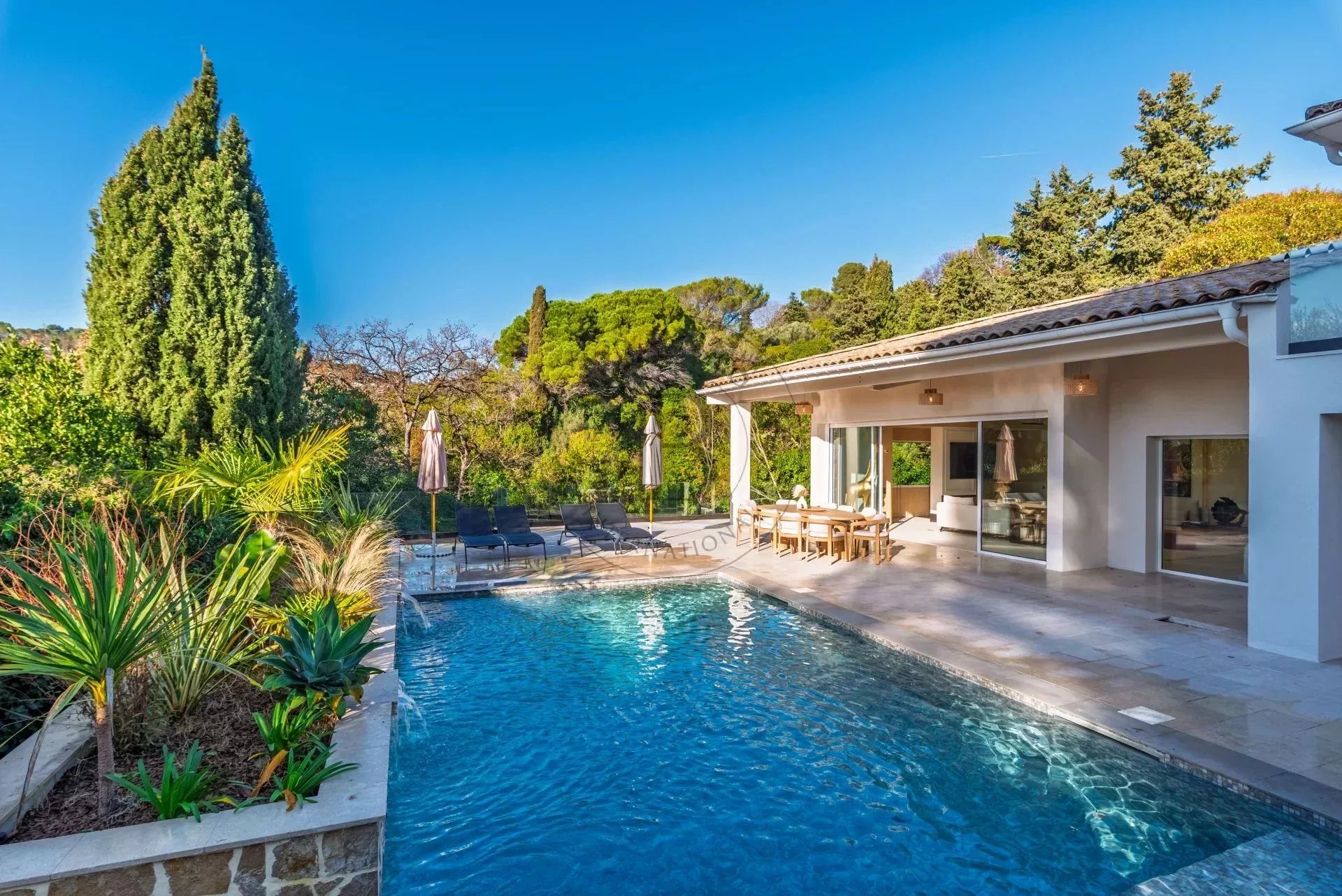 MOUGINS – VILLA RÉNOVÉE AU CALME AVEC VUE PANORAMIQUE – À PIED DES COMMERCES