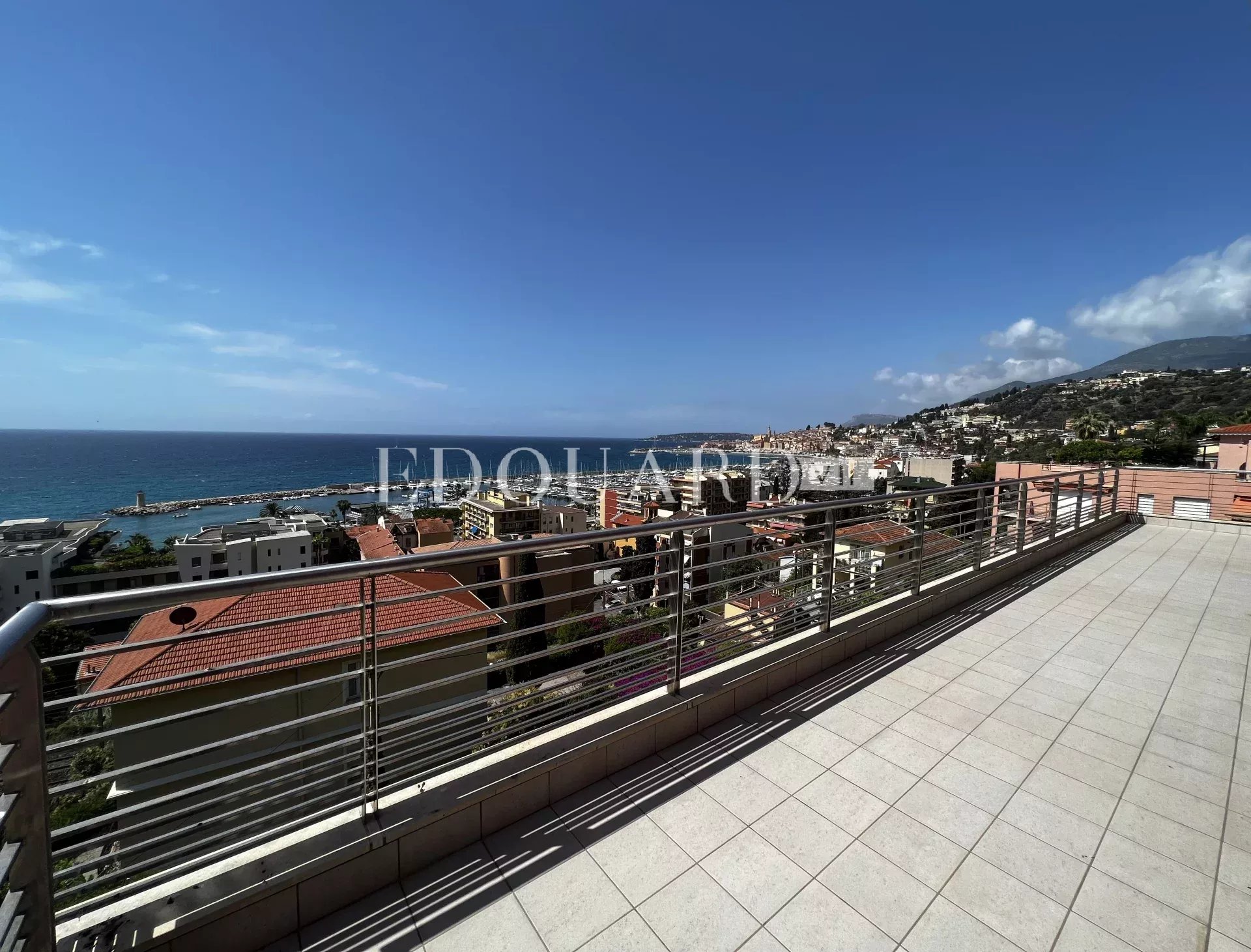 Magnifique quatre pièces avec grande terrasse et superbe vue mer, au dernier étage d’un immeuble neuf avec piscine