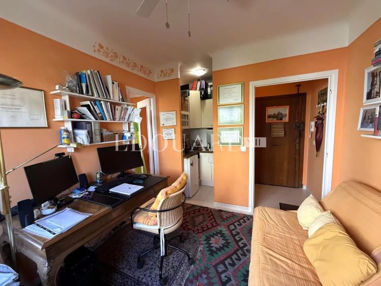 En exclusivité studio en bon état, au deuxième étage d'un immeuble dans le centre de Menton