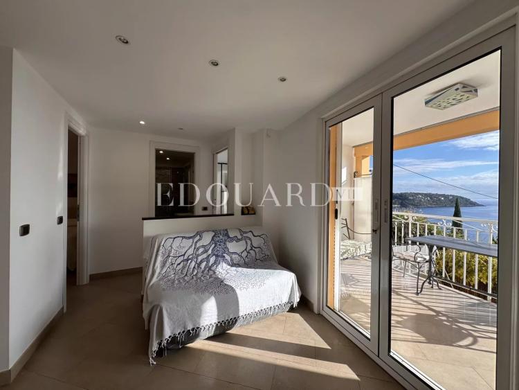En exclusivité trois pièces avec vaste terrasse, belle vue mer panoramique et parking privatif