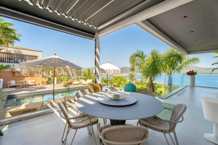 Villa contemporaine avec vue mer panoramique proche de Saint-Tropez