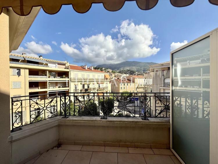Deux pièces avec terrasse et possibilité parking, dans prestigieux immeuble face aux plages