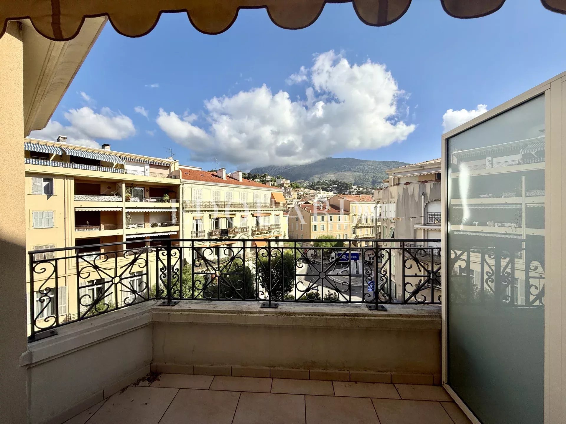 Deux pièces avec terrasse et possibilité parking, dans prestigieux immeuble face aux plages