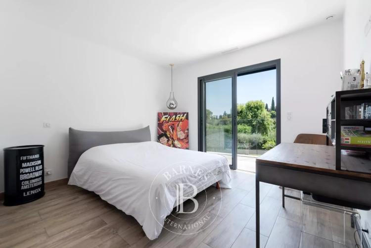 Saint-Paul-de-Vence - villa contemporaine avec piscine à deux pas du village