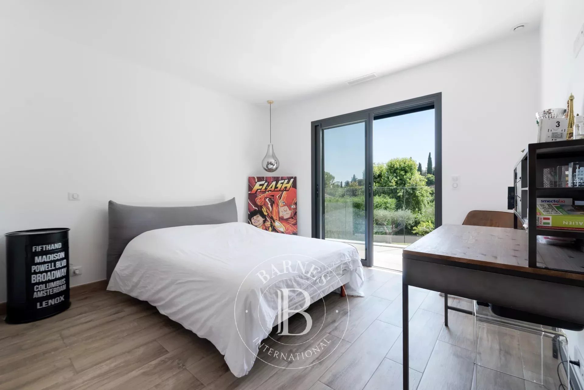 Saint-Paul-de-Vence - villa contemporaine avec piscine à deux pas du village
