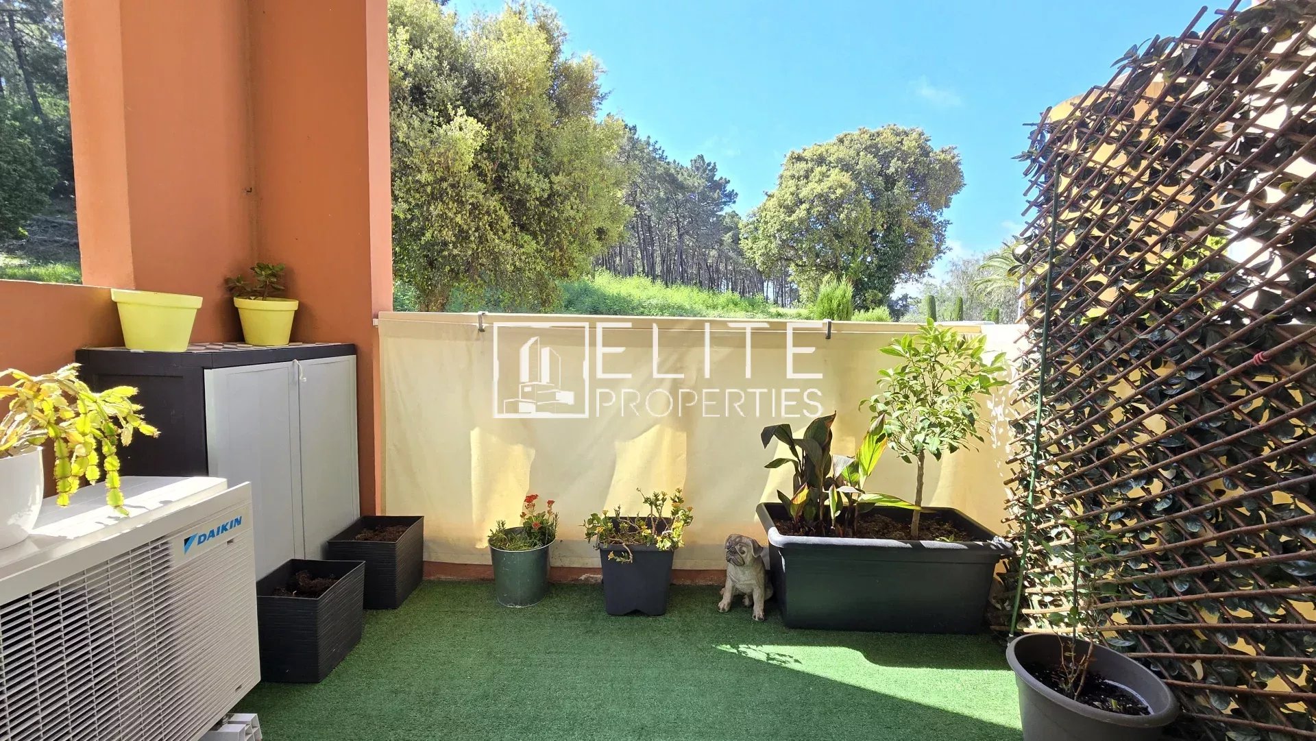 APPARTEMENT 2 PIÈCES DE 36 m² – VUE MER PANORAMIQUE – PISCINE & PARKING – THEOULE-SUR-MER