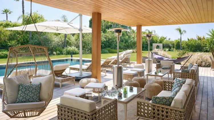 Villa contemporaine dans un domaine privé, à pieds du centre ville de Saint-Tropez et de la plage
