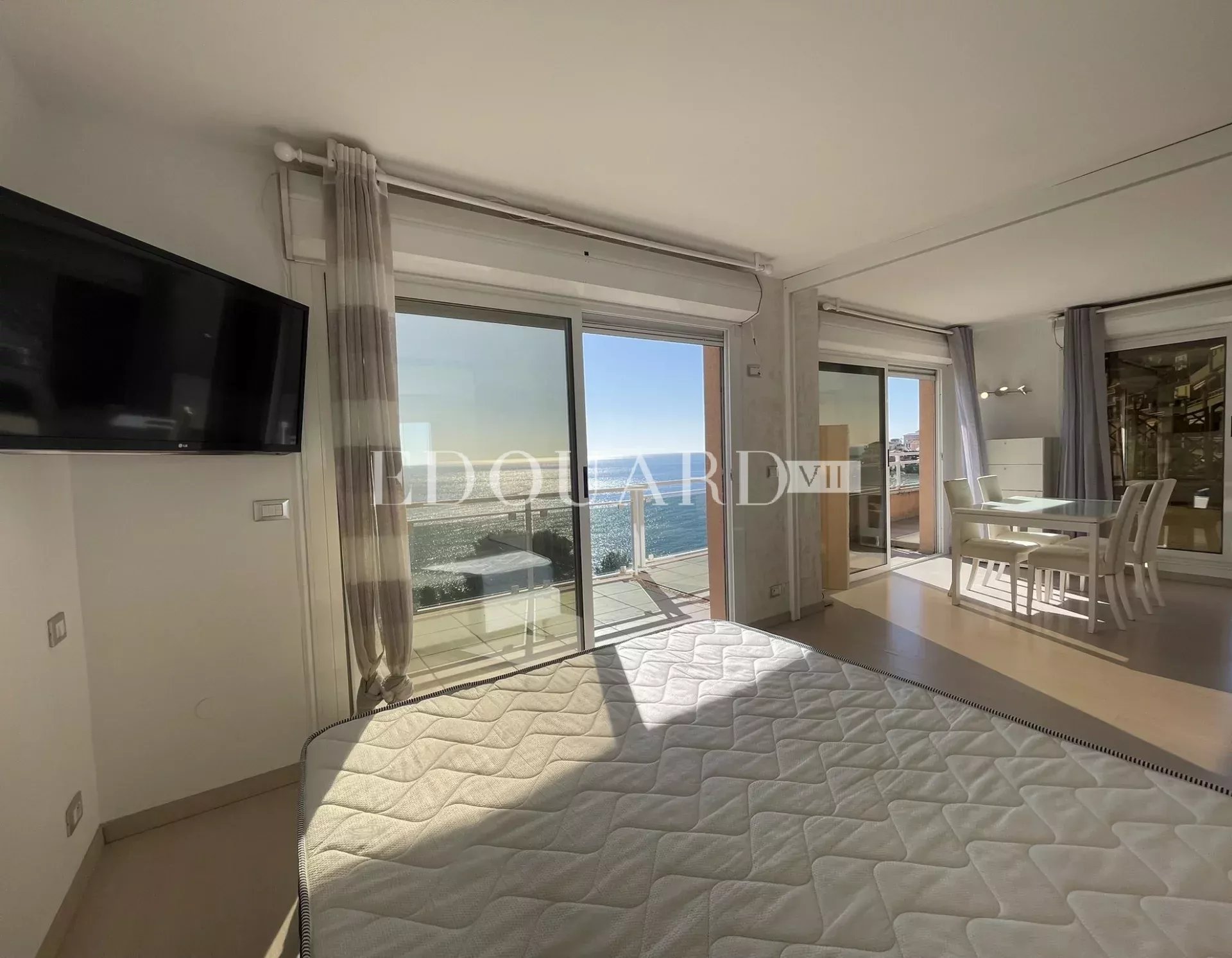 Superbe deux pièces en dernier étage avec spectaculaire terrasse, splendide vue mer et garage. Exclusivité