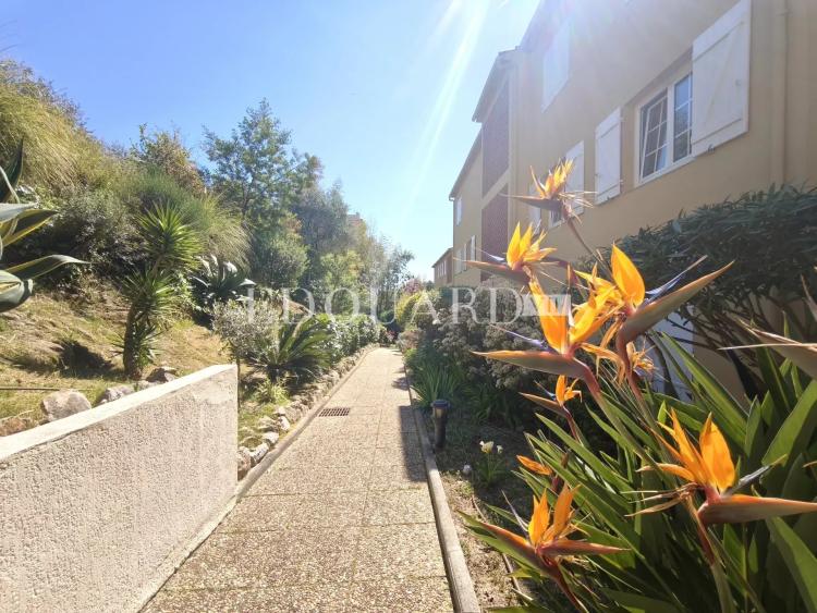 Dans le quartier du Riviera, à vendre grand studio en dernier étage avec terrasse, cave et garage