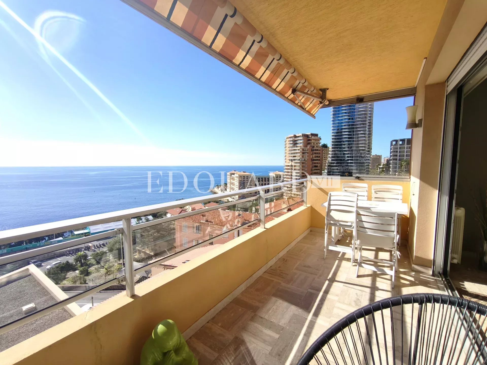 Aux portes de la Principauté de Monaco, superbe trois pièces à vendre avec terrasse et magnifique vue mer
