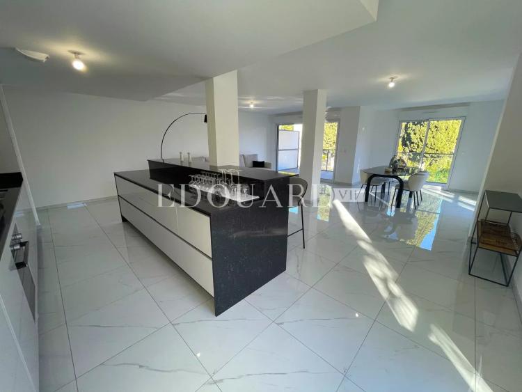 Dans un immeuble neuf, à vendre vaste trois pièces avec belle vue dégagée, terrasse et jardin