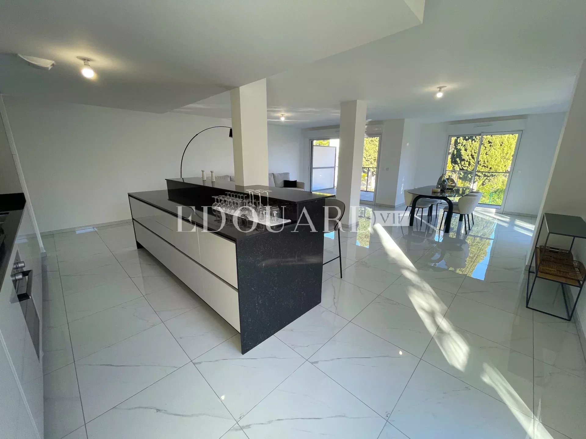 Dans un immeuble neuf, à vendre vaste trois pièces avec belle vue dégagée, terrasse et jardin