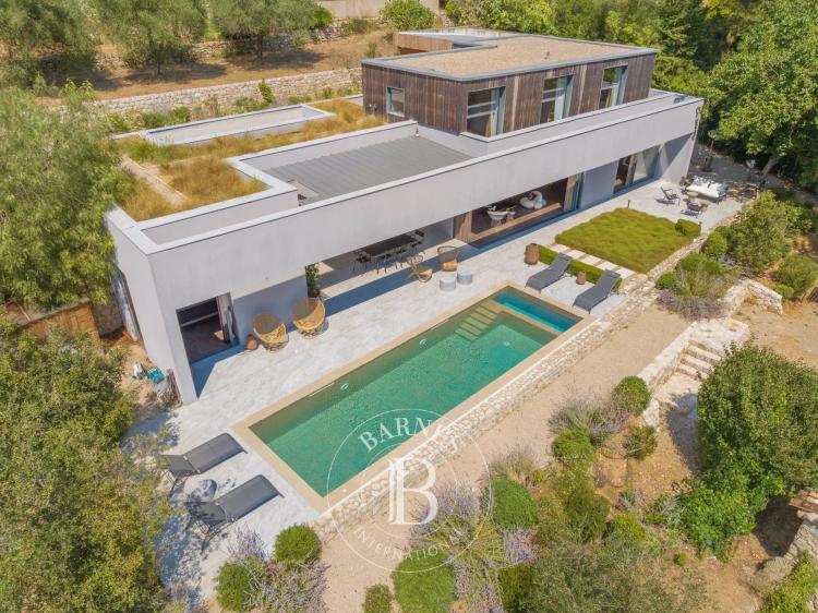 Valbonne, au pied du village, villa d'exception, piscine