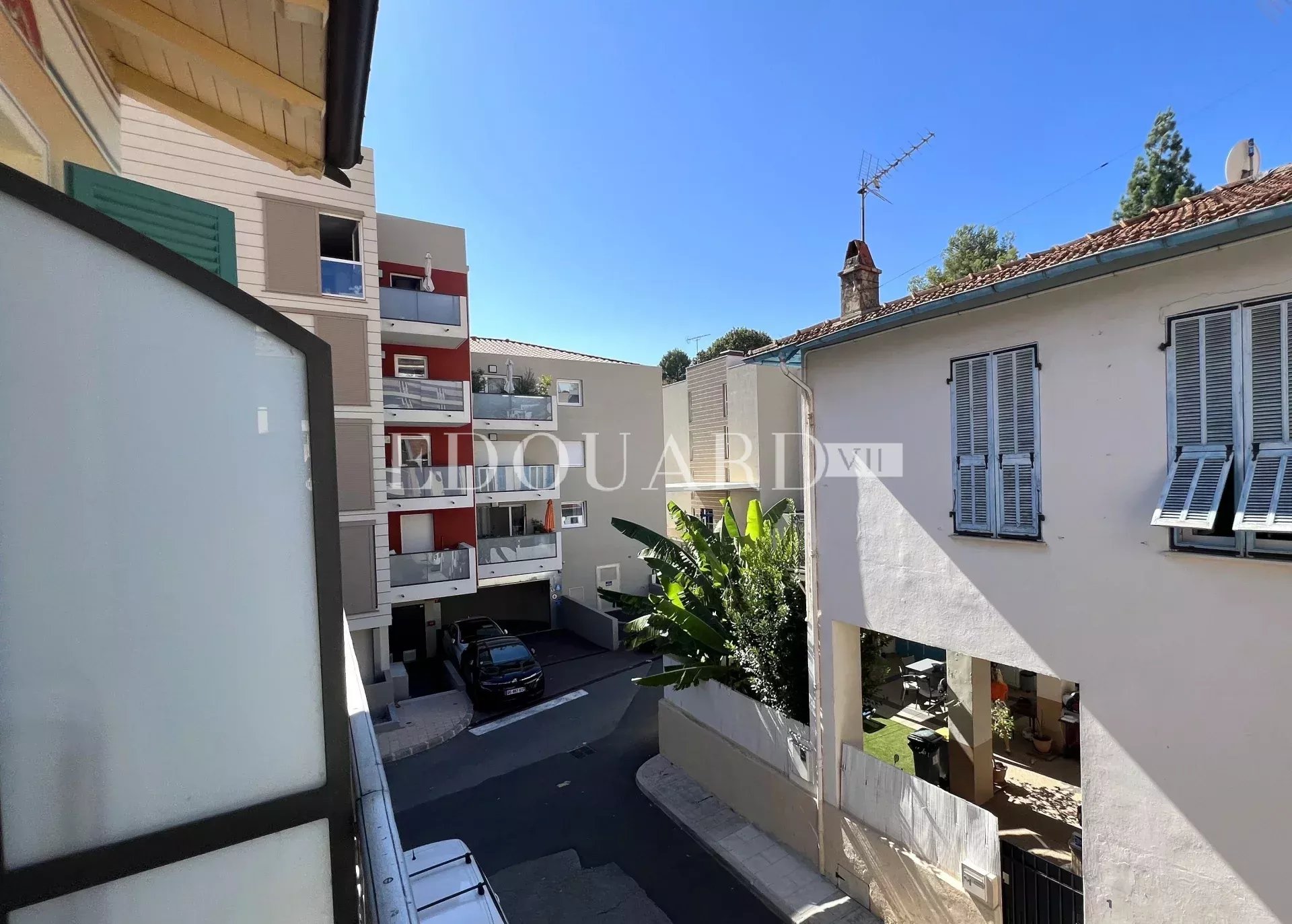 En exclusivité petit trois pièces en très bon état avec deux chambres en mezzanine, proche commerces et écoles