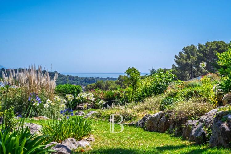 Biot – Secteur de la Chèvre d'Or – vue mer, montagnes et village