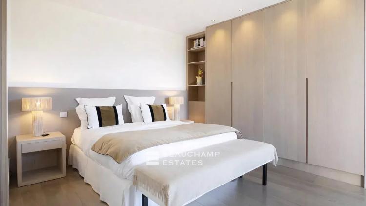 Villa contemporaine de prestige au coeur de Saint-Tropez, avec vue sur le village