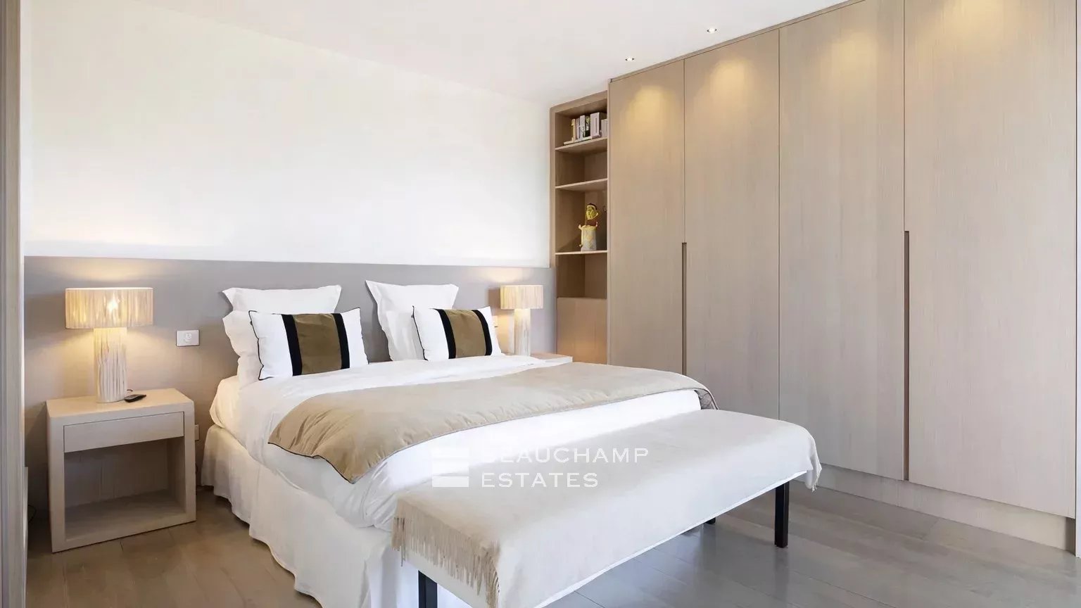 Villa contemporaine de prestige au coeur de Saint-Tropez, avec vue sur le village