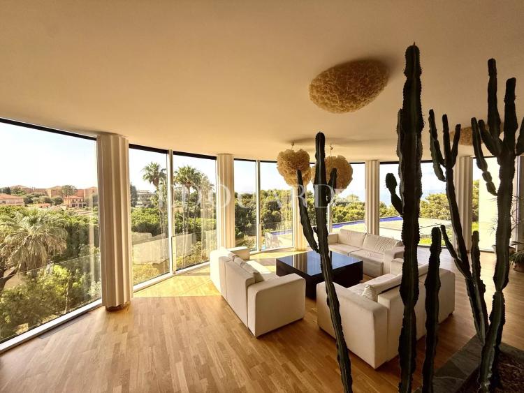 Dans prestigieux immeuble sur le Plateau du Cap, à vendre élégant deux pièces avec terrasse et cave