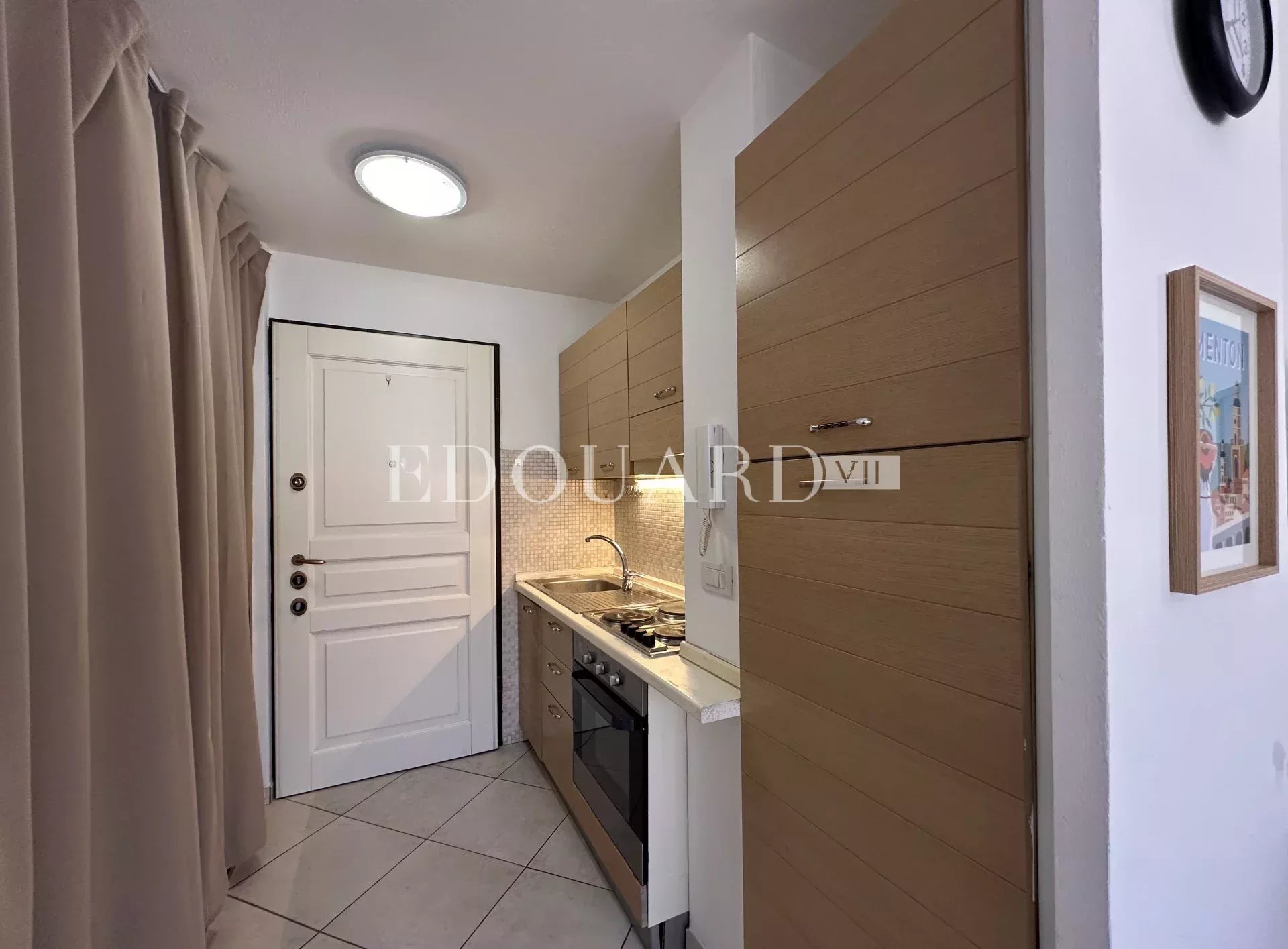 En exclusivité deux pièces en bon état avec terrasse, dans bel immeuble recent en plein centre de Menton