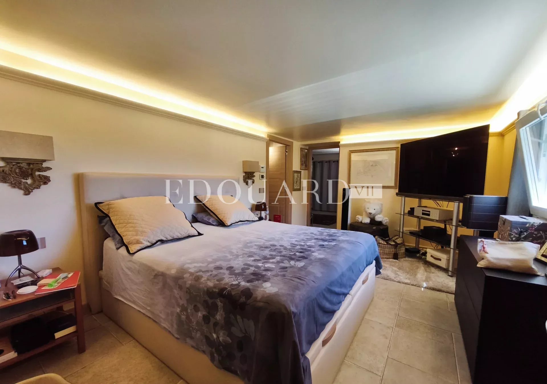Splendide propriété de 300 m² en excellent état avec home cinéma, superbe piscine et pool house