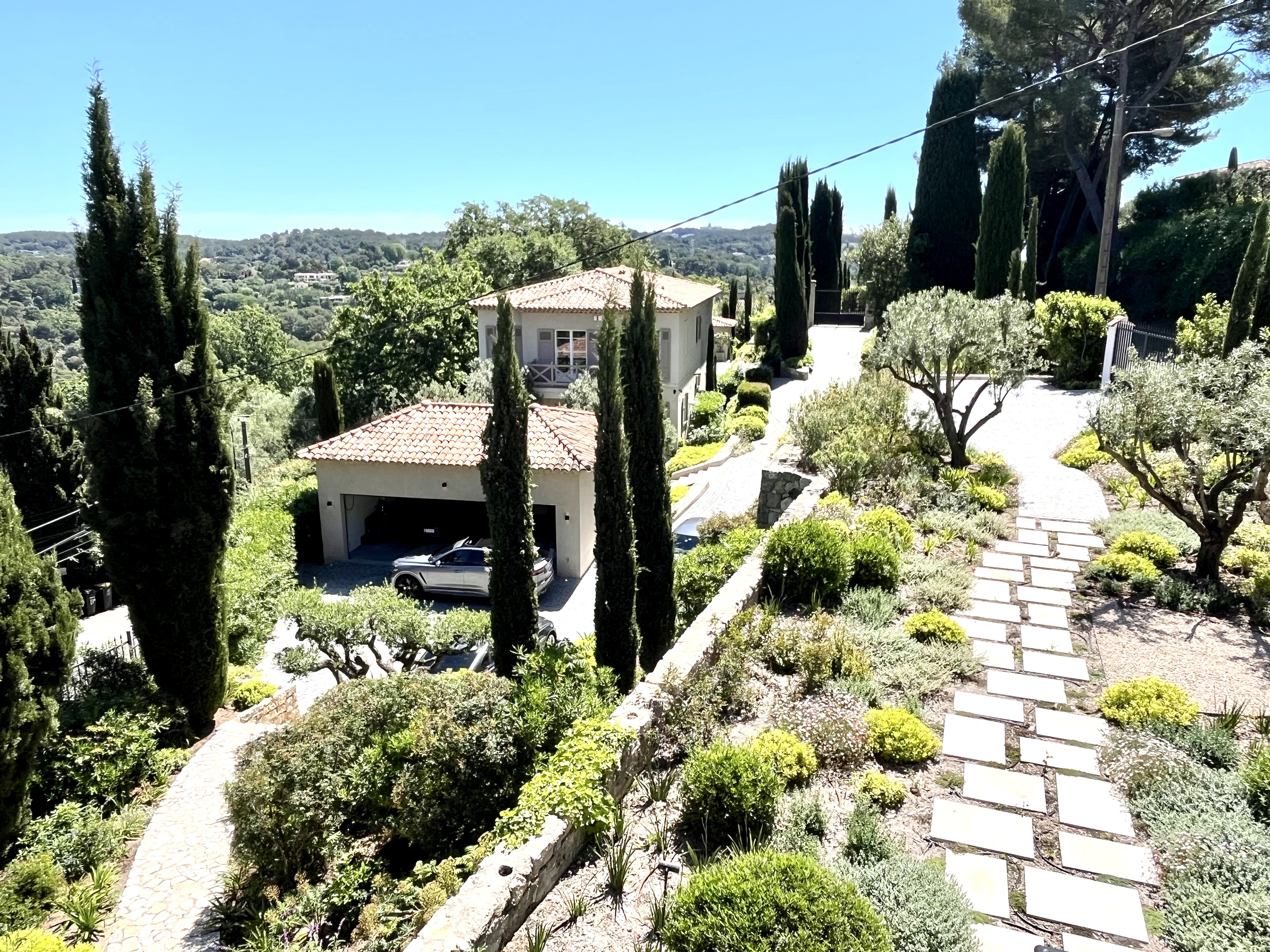 MOUGINS - BAISSE DE PRIX - VILLA DE LUXE EN EXCLUSIVITÉ - 599m2 - TERRAIN 3 100 M2