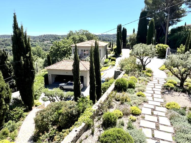 MOUGINS - BAISSE DE PRIX - VILLA DE LUXE EN EXCLUSIVITÉ - 599m2 - TERRAIN 3 100 M2