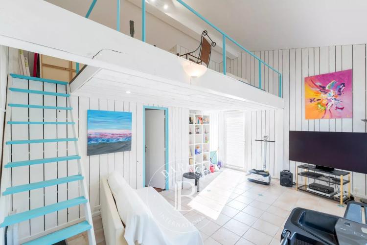 À pied du village de Valbonne – Villa plein sud, piscine, studio indépendant