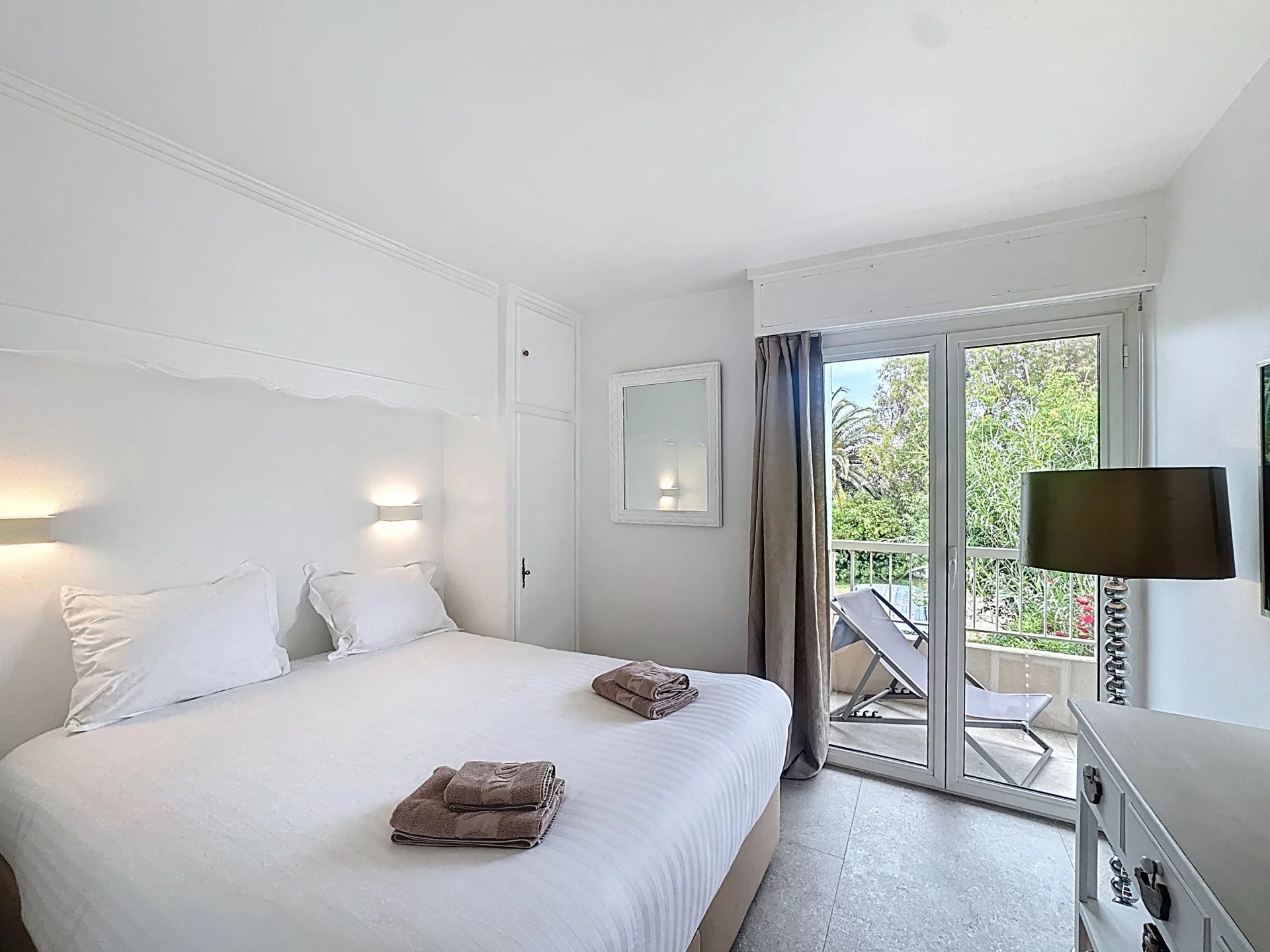 SAINT-TROPEZ — PIEDS DANS L’EAU VUE MER 3 CHAMBRES