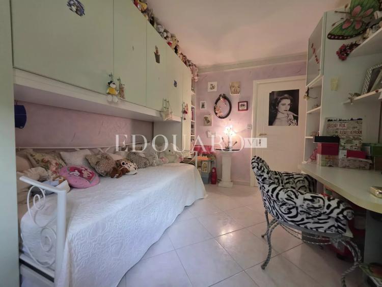 Sur la commune de Menton, en exclusivité trois pièces à vendre avec grande terrasse et garage