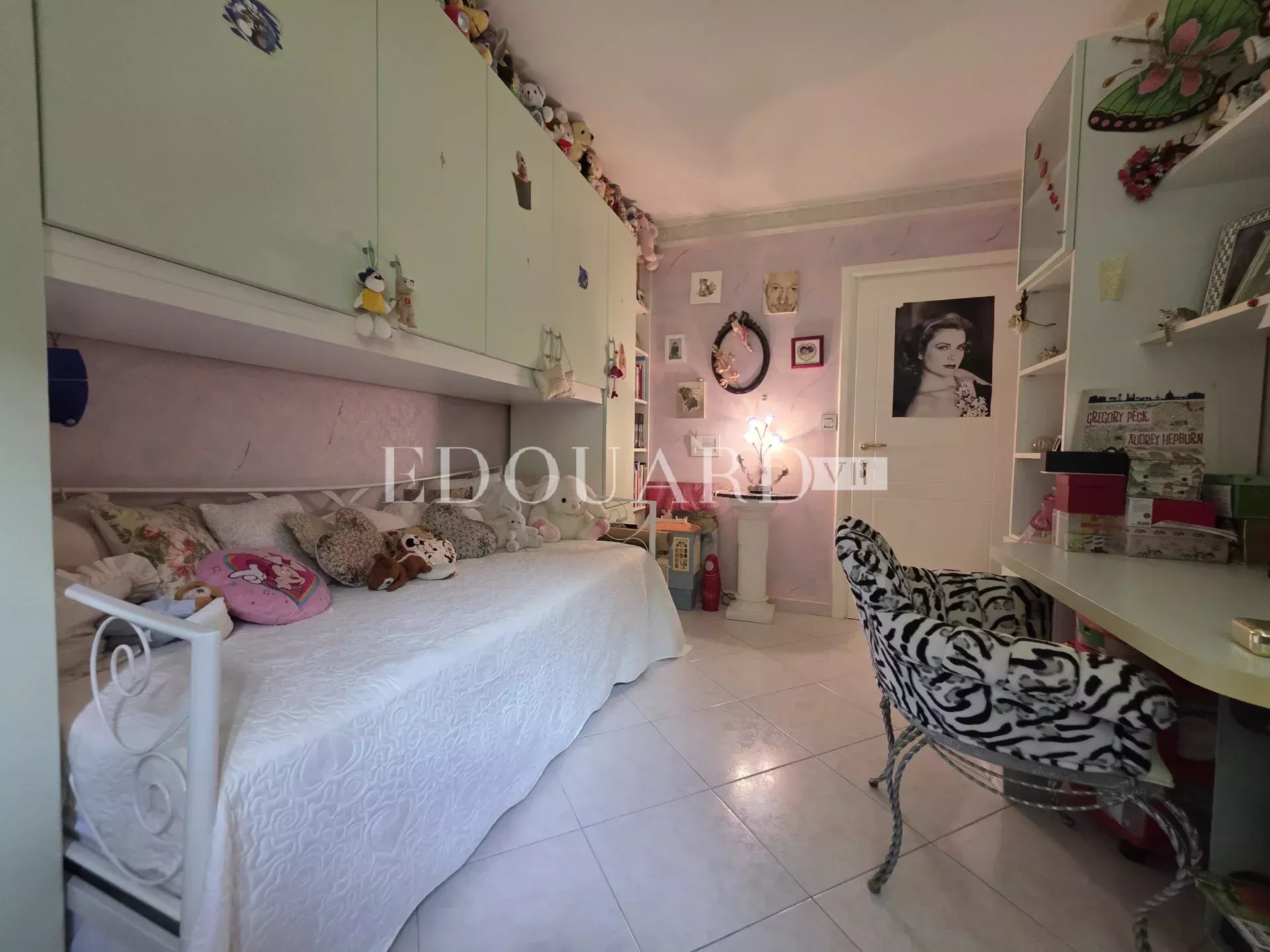 Sur la commune de Menton, en exclusivité trois pièces à vendre avec grande terrasse et garage