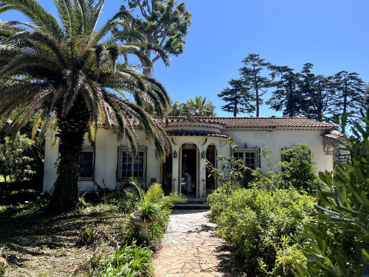 CAP D'ANTIBES - PREMIERE LIGNE - BAISSE DE PRIX - VILLA DANS DOMAINE SECURISÉ DU CAP
