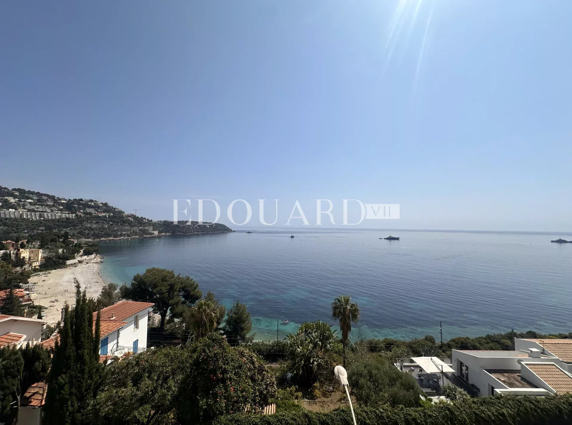En exclusivité deux pièces avec terrasse, magnifique vue mer, spectaculaire solarium, spacieux parking